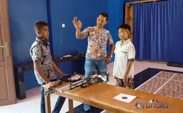 Pelatih Perbakin Pessel, Indra Kusuma beri arahan pada dua orang atletnya saat ikuti sesi latihan, Sabtu (30/1). (Foto : Rio)