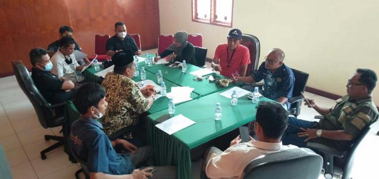 Pengurus dan anggota FJKIP Sumbar lakukan rapat persiapan pelaksanaan workshop keterbukaan informasi publik bagi nagari di Sumbar, Selasa (26/1). (Dok : Istimewa)