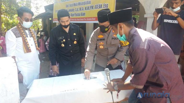 Kapolres Pessel AKBP Sri Wibowo saat akan menandatangani prasasti Rumah Tahfiz Al-Khafi, Sabtu (23/1) lalu. (Foto : Rio)