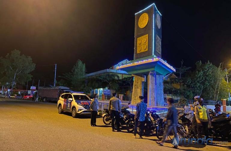 Suasana razia yang digelar Polres Pessel dalam rangka operasi cipta kondisi di kawasan Tugu Adipura depan Makodim Pessel, Sabtu malam (16/1). (Foto : Rio)