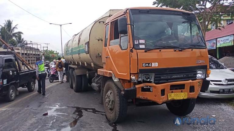 Truk CPO yang seruduk sejumlah kendaraan akibat alami rem blong, di perempatan By Pass Sungai Sapih, Kuranji, Kota Padang, Kamis siang (28/1). (Foto : Can)