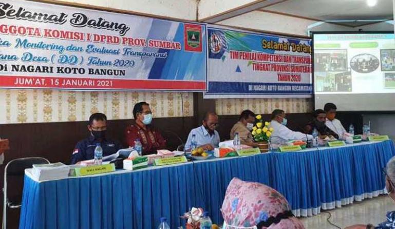 Rombongan Komisi I DPRD dan Dinas PMD Sumbar saat berkunjung ke Nagari Koto Bangun, Kabupaten Limapuluh Kota, Jumat (15/1). (Dok : Istimewa)