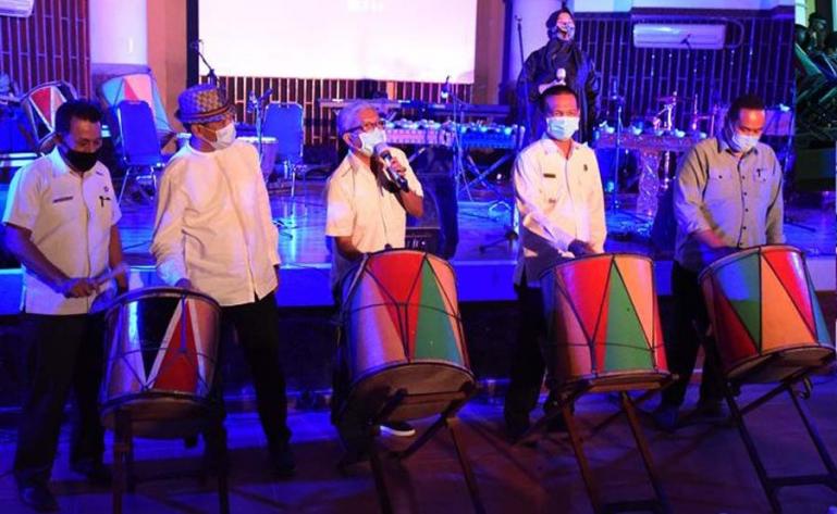 Wako Genius Umar didampingi Kadis Pariwisata Sumbar Novrial dan lainnya besamaan memukul gendang tambua saat lauching logo baru Sanggar Darak Badarak, di UNP Padang, Rabu siang (20/1).