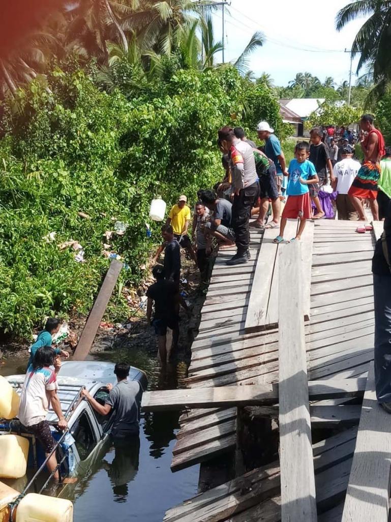 Proses evakuasi mobil pikup yang masuk sungai sedang dievakuasi anggota Polsek Sipora dan masyarakat setempat, Selasa (5/1). (Dok : Istimewa)