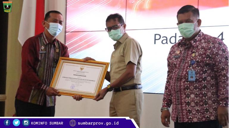 Gubernur Irwan Prayitno saat menerima Penghargaan dari Kemenkumham, Senin (4/1). (Dok : Istimewa)