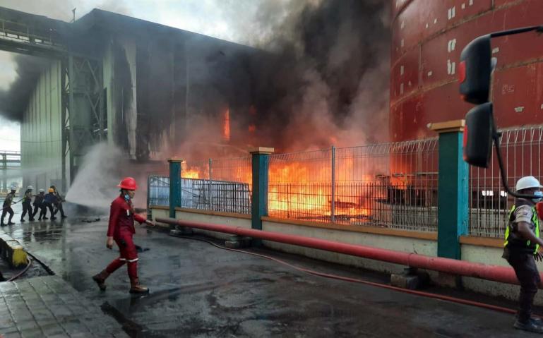 Para pengawas berusahan memadamkan kobaran api dari tumpukan batubara yang terbakan di kawasan Pelabuhan Teluk Bayur, Minggu siang (24/1). ( Dok : Istimewa)