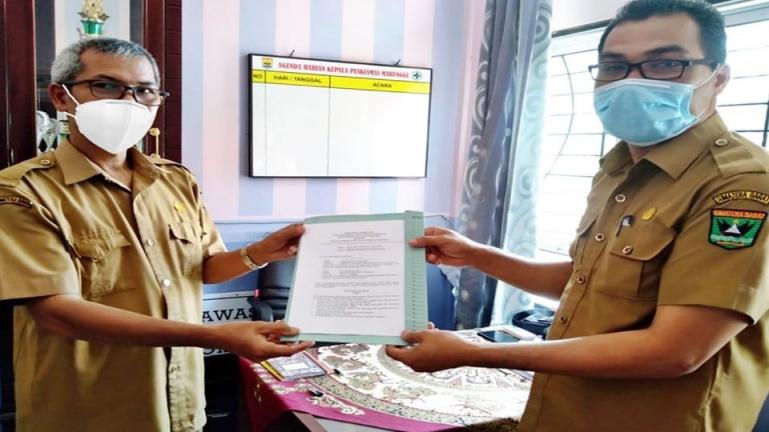 Kepala UPTD Puskesmas Marunggi, Ulil Amri bersama salah satu pihak sekolah buat kesepakatan pencegahan Covid-19 di sejumlah sekolah di Kota Pariaman, Kamis pagi (14/1)