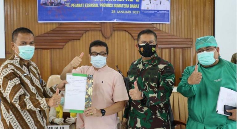 Kepala Dinkes Sumbar, Arry Yuswandi, bersama Kadis Kominfo Sumbar Jasman Rizal saat membuka acara vaksinasi Covid-19 tahap 2 bagi pejabat esensial Sumbar, di Padang, Kamis (28/1). (Dok : Istimewa)