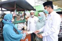 Basnaz Pariaman Bantu 10 Orang Pedagang Sayur Keliliang