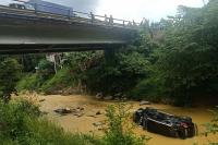 Hantam Pagar Jembatan, Pajero Masuk Sungai: Hantam Pagar Jembatan, Pajero Masuk Sungai