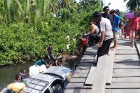 Satu Mobil Terjun ke Sungai, Bahan Sembako Basah: Jembatan Desa Nemnem Leleu di Mentawai Ambruk