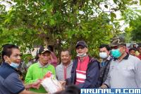 Diserahkan Langsung Bupati Hendrajoni: Pemkab Pessel Bantu Warga Terdampak Banjir