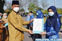 Wali Kota Pariaman, Genius Umar serahkan 264 SK PNS bagi pegawai baru di lingkup Pemko Pariaman, Senin (22/2). (Foto : Arzil)