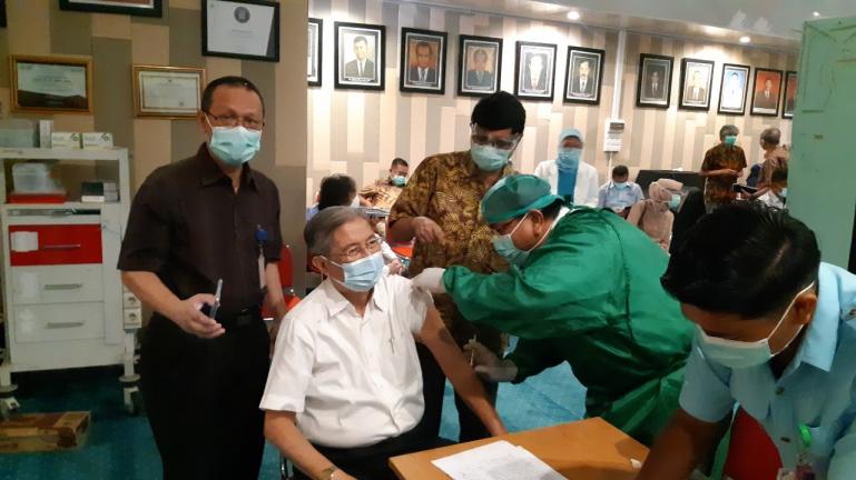 Direktur Utama RSUP M Djamil Padang Yusirwan saat melakukan suntik vaksin pada nakes lansia, Kamis (11/2). (Dok : Istimewa)