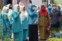 Ketua TP-PKK Pariaman, Lucyanel saat melakukan penilaian lomba ketua kelompok Dasawisma berprestasi di kota itu, belum lama ini. (Dok : Istimewa)