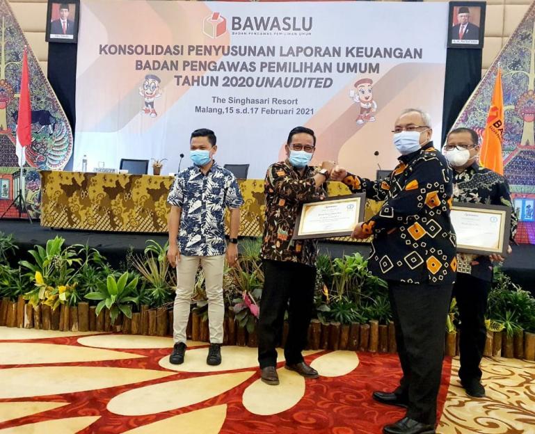 Kepala Kesekretariatan Bawaslu Sumbar, Karnalis Kamaruddin saat terima penghargaan dari Sekjen Bawaslu RI Gunawan Suswantoro, Rabu (17/2). (Dok : Istimewa)