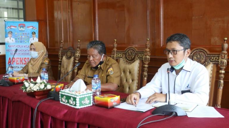 Kepala BBPOM Sumbar, Firdaus Umar didampingi Asisten II Setko Pariaman, Sumiramis dalam sosialisasi program Desa Pangan Aman di Pariaman, Selasa (9/2). (Dok : Istimewa)