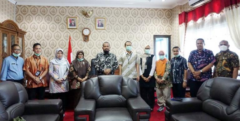 Wawako Mardison Mahyuddin saat menerima kehadiran Kepala BPK Sumbar, Yusnadewi di ruang kerjanya, Kamis (11/2). (Dok : Istimewa)