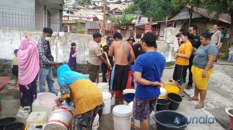 Warga di salah satu kelurahan di Kota Padang sedang antrean air bersih yang disuplai BPBD Padang, Rabu (17/2). ( Foto : Derizon Y)
