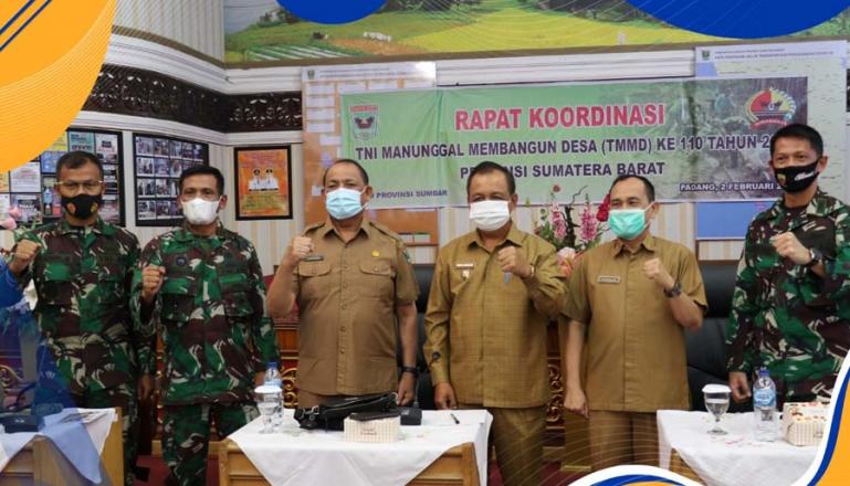 Kasiter Korem 032/Wirabraja Kol Kav Husnizon bersama Kadis PMD Sumbar Syafrizal dan Wakil Bupati Mentawai Kortanius Sabeleake saat pencanangan TMMD 2021 di Sumbar. (Dok : Istimewa)