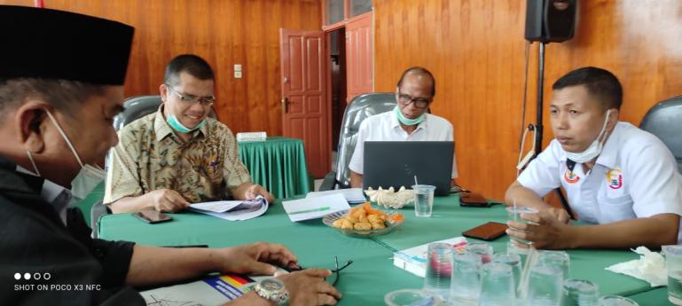 Dua nara sumber workshop FJKIP Sumbar, M Nurnas dan Yuhefizar saling beri masukan kepada panitia pelaksana workshop, di Padang, Selasa (16/2). (Dok : Istimewa)