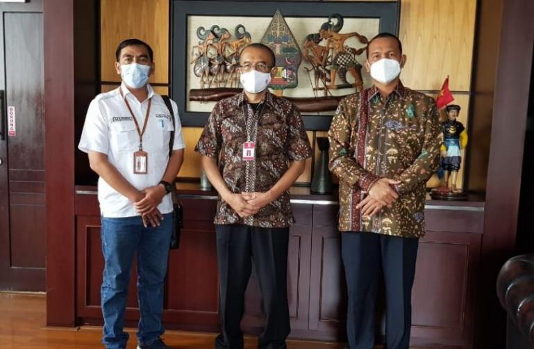 Wali Kota Genius Umar bersama Sesmenpora, Gatot  S Dewa Broto seusia konsultasi di kantor Kemenpora, Jakarta, Jumat sore, (19/2). (Dok : Istimewa)