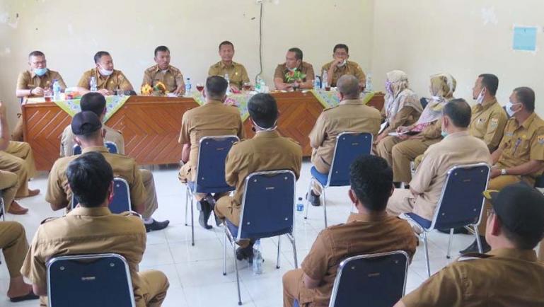 Wako Genius ketika pimpin rapat dengan kepala desa di acara coffee morning yang diadakan  di Kantor Camat Pariaman Selatan, Desa Kuraitaji, Senin (8/2). (Dok : Istimewa)