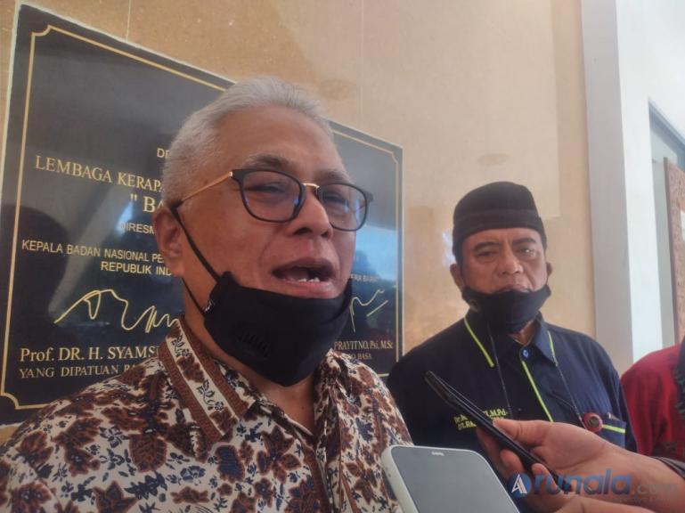 Anggota DPR RI Guspardi Gaus saat bicarakan soal SKB 3 Menteri di Padang, Rabu (17/2). (Foto : Can)