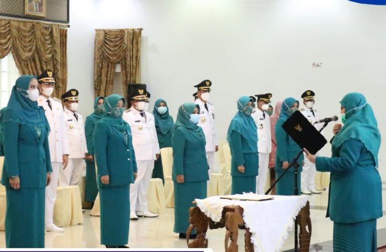 Ketua TPPKK Sumbar, Harneli Bahar saat melantik 11 TPPKK yang baru untuk 11 kabupaten kota di Padang, Jumat (26/2). (Dok : Istimewa)