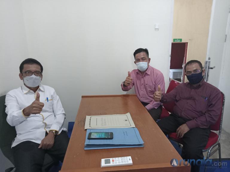 Rektor UNU Sumbar Prof Dr Yunia Wardi bersama para wakil rektornya saat ditemui Arunala.com di kampus UNU Sumbar, Senin (1/2). (Foto : Arzil)