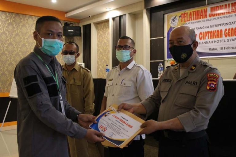 KJP berikan piagam penghargaan sebagai mitra pelaksana pelatihan jurnalistik pada Bupati, Kapolres dan Dandim 0311 Pessel, yang diserahkan langsung Ketua KJP Mario Rosy, Rabu (9/2). (Dok : Istimewa)