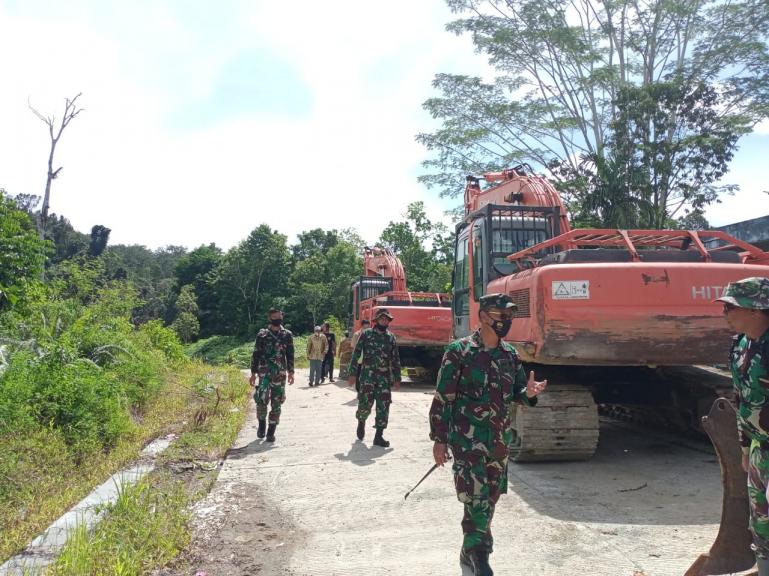 Dandim 0319/Mentawai Letkol Czi Bagus Mardianto, memantau lokasi yang akan dilakukan kegiatan TMMD di Mentawai, Senin (8/2). (Dok : Istimewa)