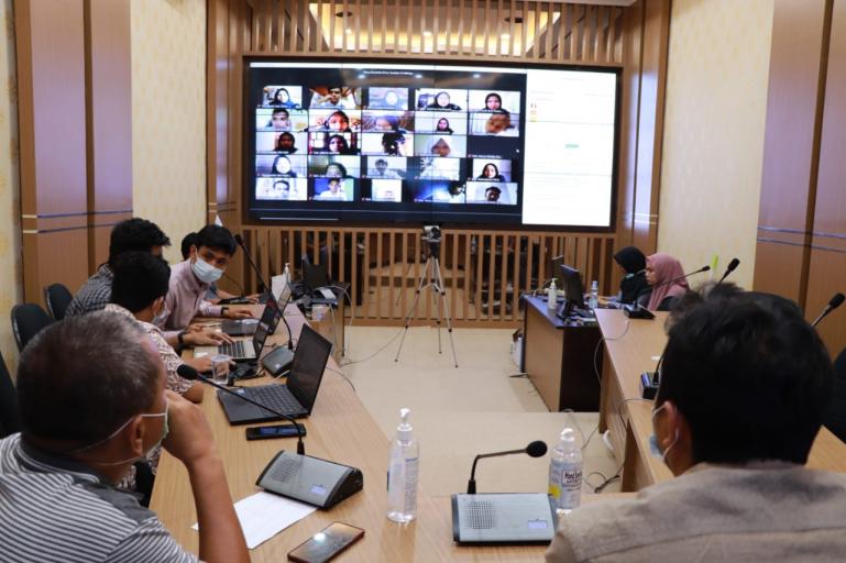 Tim seleksi asisten ahli KI Sumbar sedang mengawasi ujian CAT peserta yang ikut, di Dinas Kominfo Sumbar, Minggu (7/2). (Dok : Istimewa)