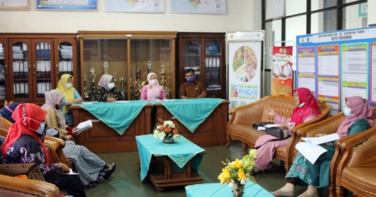 Ketua TP-PKK Pariaman, Lucyanel Genius memimpin Rapat Anggota Tahunan (RAT) Koperasi Sejahtera, Kamis (4/2). (Dok : Istimewa)