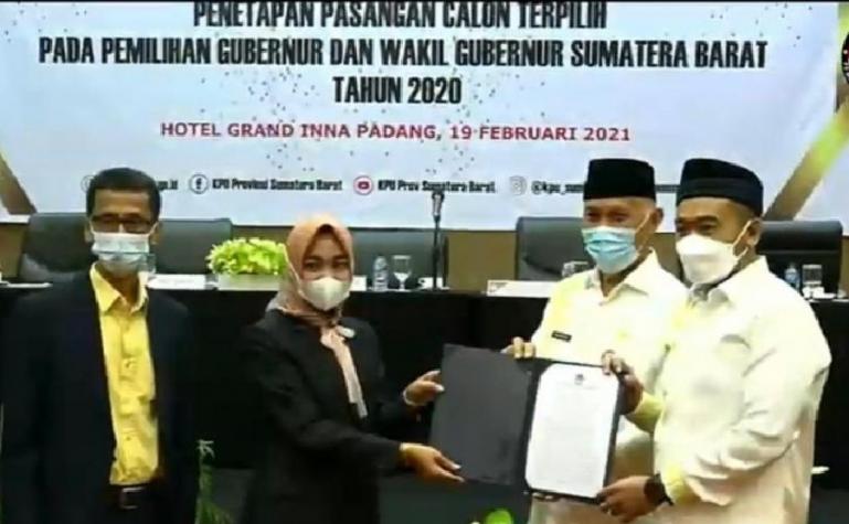 Ketua KPU Sumbar Yanuk Sri Mulyani saat serahkan hasil pleno KPU kepada pasangan Mahyeldi-Audy, Jumat (19/2). (Dok : Istimewa)