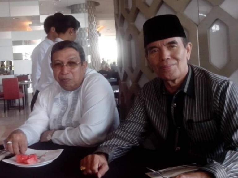 Dua pengurus Masjid Raya Sumbar saat menjelaskan program Tahfidz Qur'an yang diadakan di masjid tersebut, Jumat (19/2). (Dok : Istimewa)