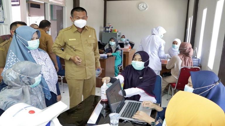 Wako Genius Umar saat lakukan sidak ke sejumlah puskesmas dan rumah sakit di kota itu pasca pencanangan vaksinasi Covid-19 di kota itu, Jumat (5/2). (Dok : Istimewa)