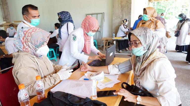 Pelaksanaan vaksinasi missal terhadap Nakes di Pariaman, Rabu ini (17/2). (Dok : Istimewa)