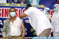 Genius Umar saat menjalani vaksinasi Sinovac pasca pencanangan pelaksanaan vaksinasi Covid-19 untuk Kota Pariaman, Jumat (5/2). (Foto : Arzil)