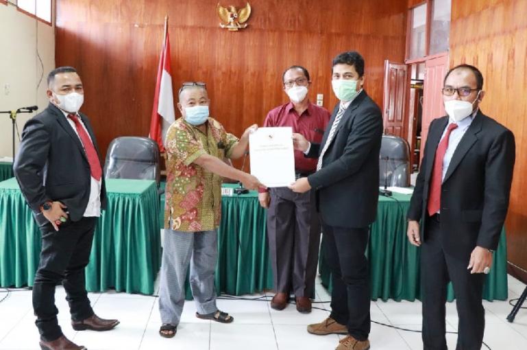 Majelis KI Sumbar saat menggelar sidang sengketa informasi terkait surat kematian dan surat ahli waris, Jumat (26/2). (Dok : Istimewa)