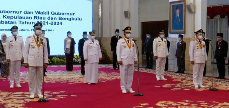 Mahyeldi Ansharullah - Audy Joinaldy saat dilantik Presiden RI Joko Widodo sebagai Gubernur dan Wakil Gubernur Sumbar, Kamis (25/2). (Dok : Istimewa)