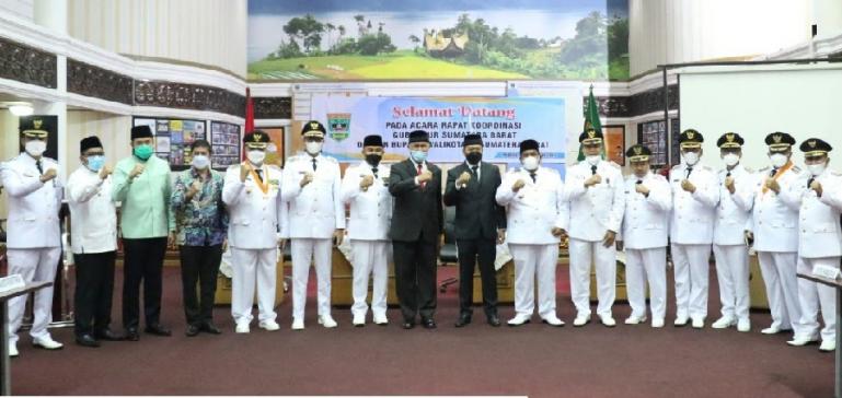 Mahyeldi pimpin rakor percepatan pembangunan Sumbar dengan para bupati dan wali kota di Padang, Jumat (26/2). (Dok : Istimewa)