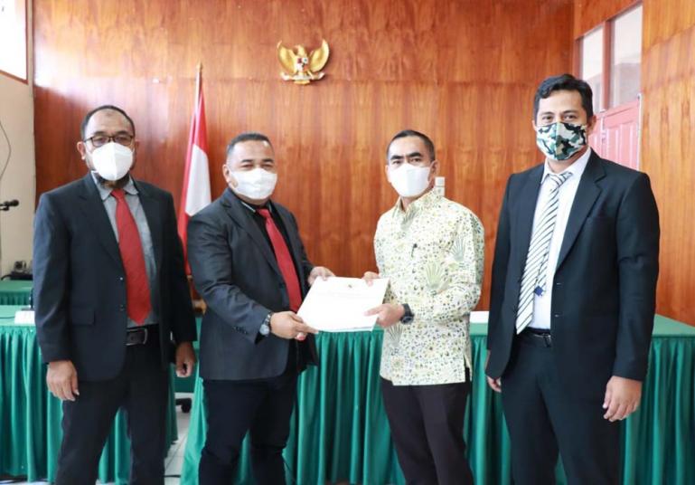 Utusan termohon BPN Sumbar saat menerima salinan putusan dari Majelis sidang KI Sumbar, Kamis (4/2). (Dok : Istimewa)