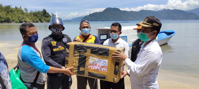 Kadis DKP Sumbar Yosmeri bersama Bea Cukai Jambi dan lainnya melepas benih Lobster sitaan Bea Cukai di  perairan Sungai Pinang, Rabu siang (24/2). (Dok : Istimewa)