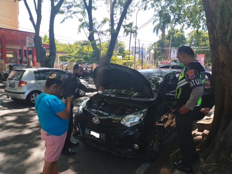 Teks : Anggota Satlantas Polresta Padang, Aipda Dedi dan Bripka Dede saat menggeledah mobil pelaku yang kedapatan membawa ganja kering, Rabu siang (10/2). (Dok : Istimewa)