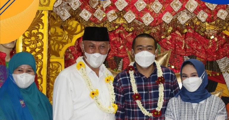 Gubenur Mahyeldi dan Wakil Gubernur Audy Joinaldy disambut para pendukung saat tiba di Padang, Jumat lagi (26/2). (Dok : Istimewa)