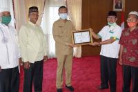 Walikota Pariaman, Genius Umar menerima Piagam Penghargaan dari Ketua Baznas pusat, yang diserahkan oleh Ketua Baznas Kota Pariaman, Jomohor, diruang kerjanya, Balaikota Pariaman, Senin (1/2)