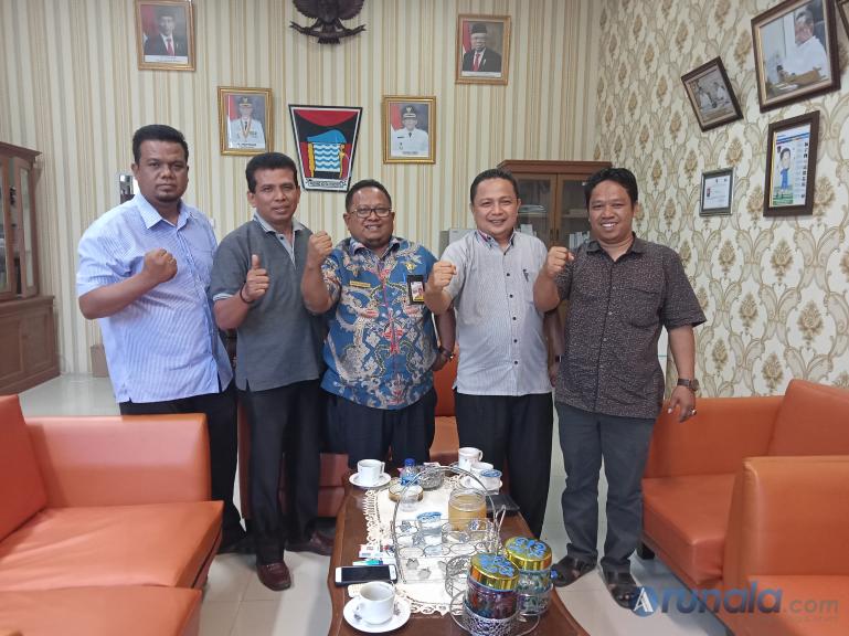 Ketua PSTI Kota Padang M Fikar Datuak Rajo Magek dan pengurusnya saat silaturahmi dengan Kabag Protokoler dan Komunikasi Pimpinan Pemko Padang, Amrizal Rengganis, Kamis (18/2). (Foto : Arzil)