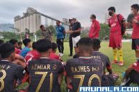 Pelatih Semen Padang FC lakukan seleksi kepada sejumlah calon yang akan dijadikan Tim Academy SPFC, di lapangan sepakbola Indarung, Minggu (14/2). (Foto : Can)