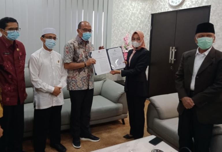 Ketua KPU Sumbar Yanuk Sri Mulyani menyerahkan hasil penetapan pleno kepada Ketua DPRD Sumbar, Supardi, Jumat (19/2). (Dok : Istimewa)